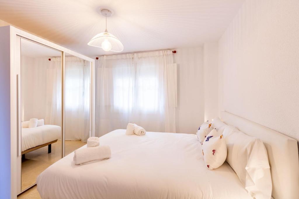 Łóżko lub łóżka w pokoju w obiekcie El Salvador City Center Suite by Valcambre