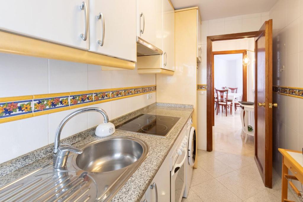 kuchnia ze zlewem i blatem w obiekcie El Salvador City Center Suite by Valcambre w Sewilli