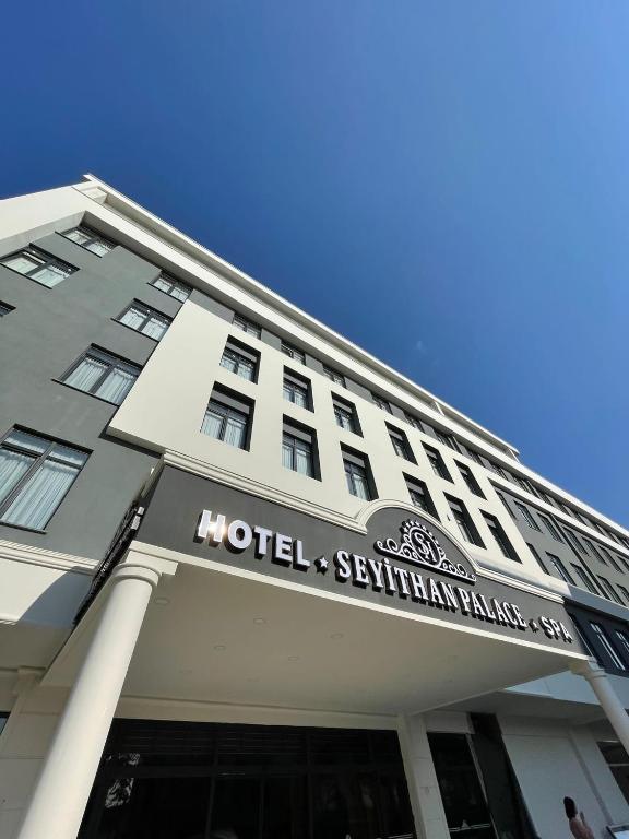 ein Hotelschild auf der Vorderseite eines Gebäudes in der Unterkunft Seyithan Palace Spa Hotel in Istanbul