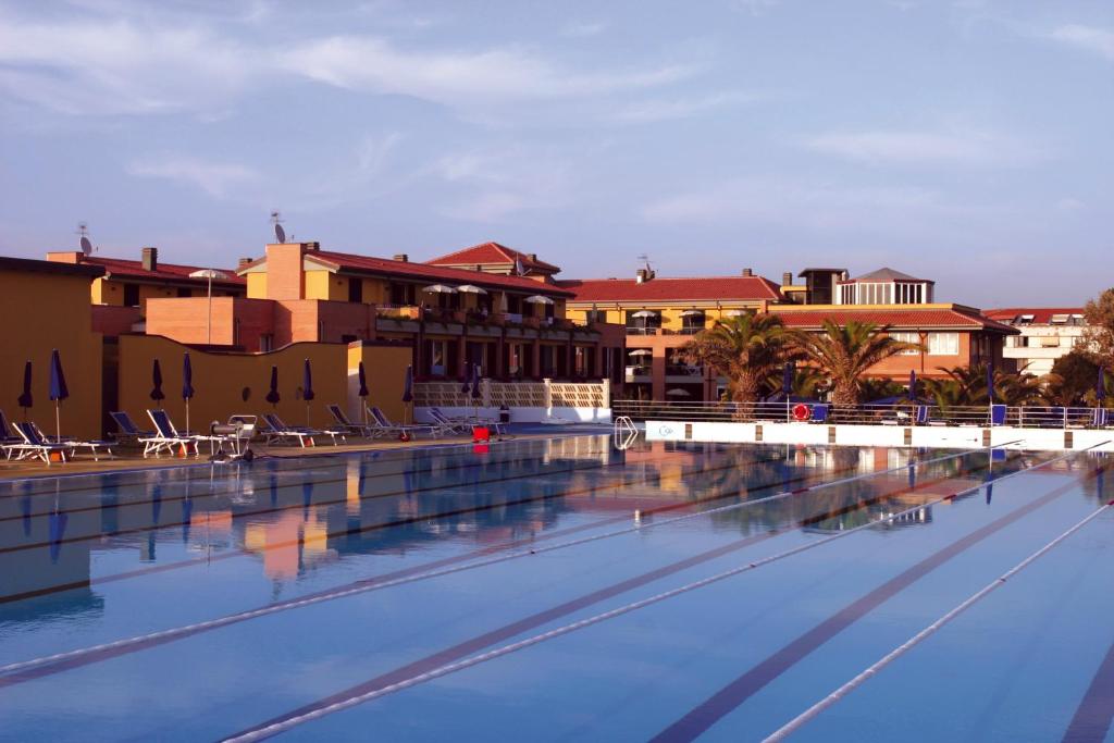 una piscina vacía con edificios de fondo en Continental Resort en Tirrenia