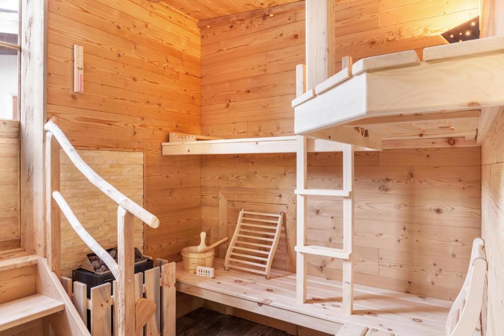 Poschodová posteľ alebo postele v izbe v ubytovaní Panorama Lodge Leutasch mit Sauna
