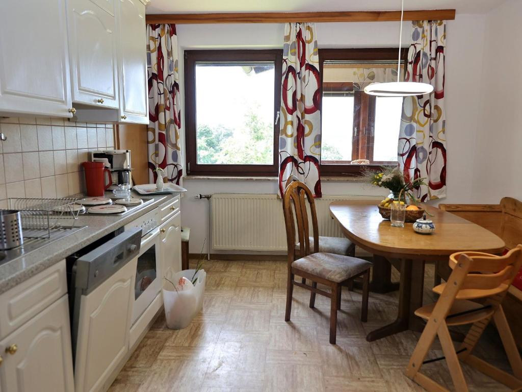 eine Küche mit einem Tisch und einem Esszimmer in der Unterkunft Ferienwohnung Landleben in Hofgeismar
