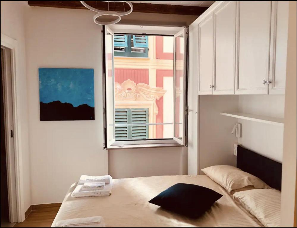 - une chambre avec un lit en face d'une fenêtre dans l'établissement Camogli Eden - Luxury apartment, à Camogli