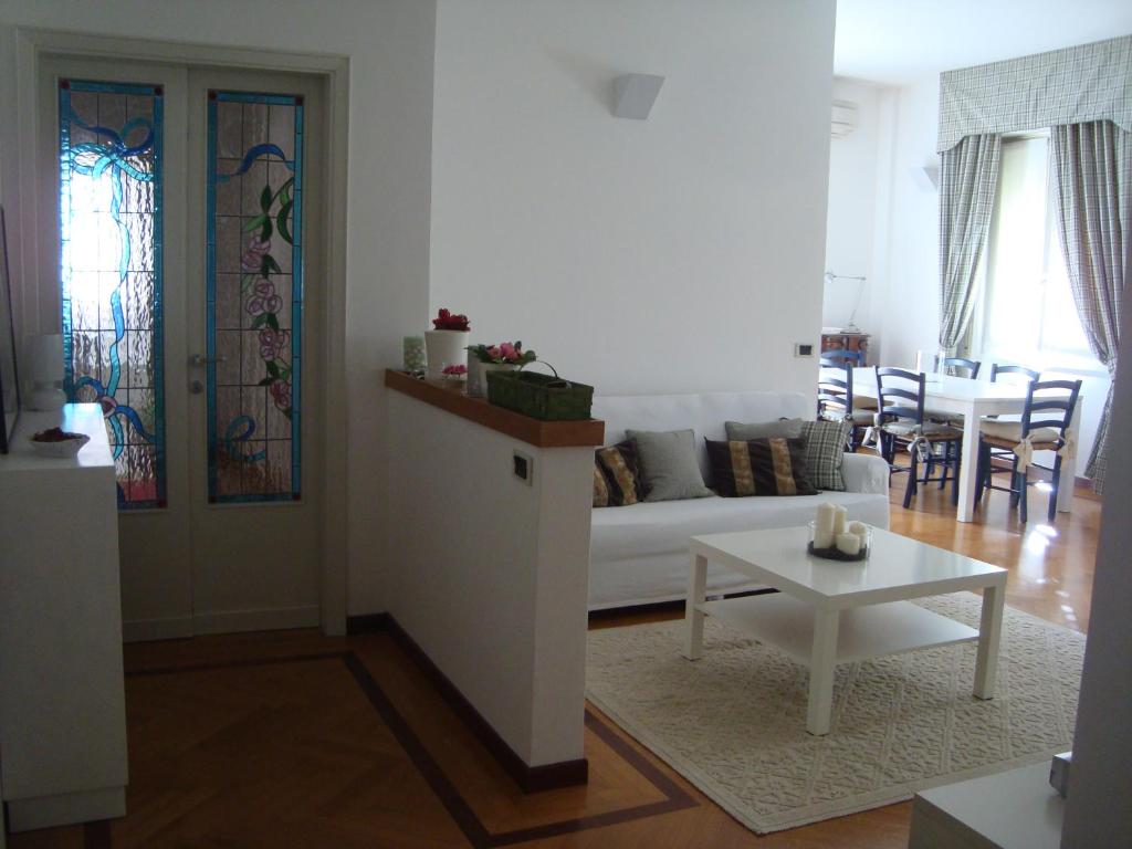 Una sala de estar con un sofá blanco y una mesa. en Sotto Fiesole, en Florencia