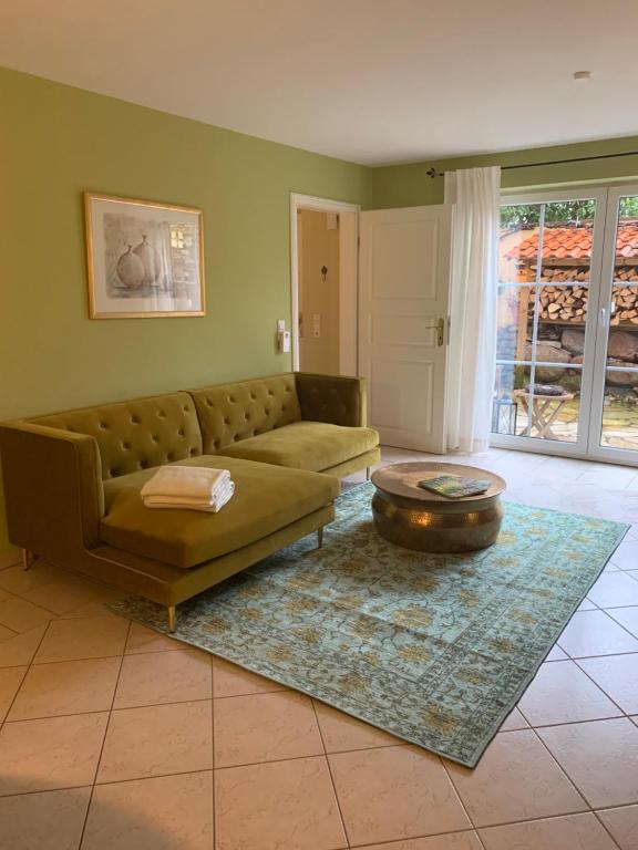 sala de estar con sofá y mesa de centro en Gäste-Apartment Verweilzeit, en Windhagen
