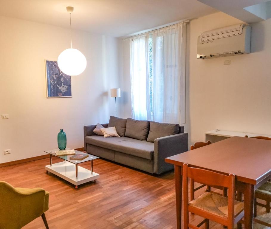 sala de estar con sofá y mesa en Dorsoduro Venice Apartment en Venecia