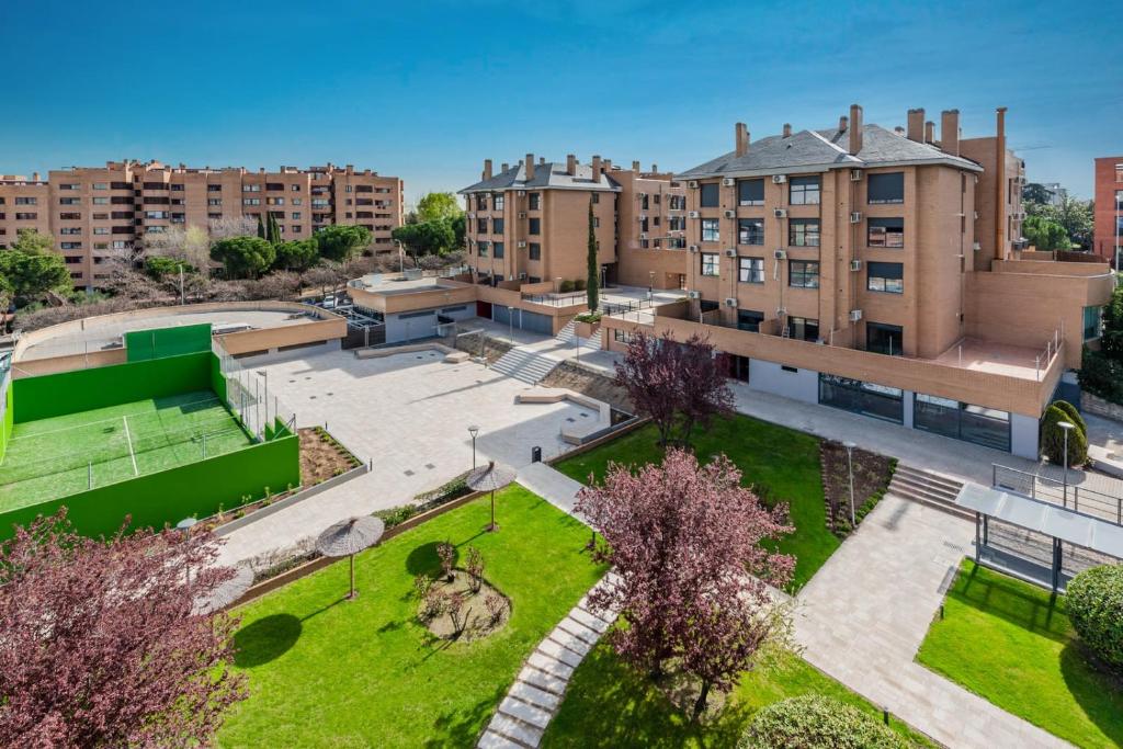 eine Luftansicht auf den Innenhof eines Gebäudes in der Unterkunft Premium Accomodation in La Rosaleda Area - Madrid in Madrid