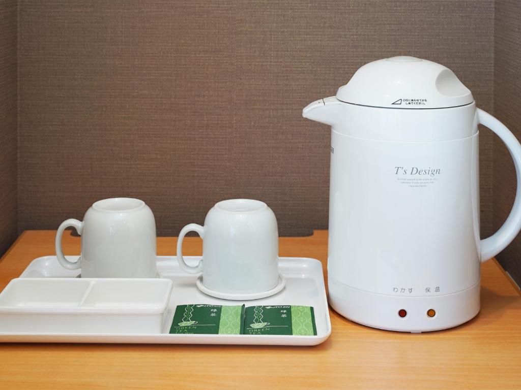 Příslušenství pro přípravu čaje a kávy v ubytování LOISIR HOTEL SHINAGAWA SEASIDE
