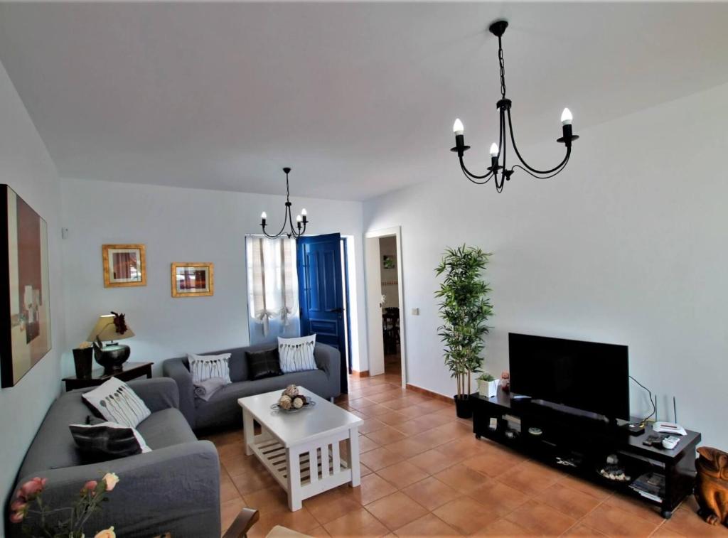 A television and/or entertainment centre at Casa El Rincon Azul