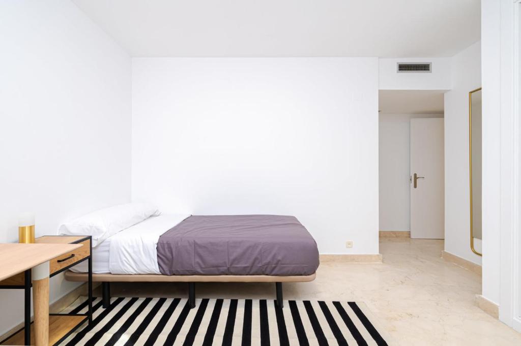 1 dormitorio con cama, escritorio y escritorio en Los Castaños Design Apartments in Conde Orgaz Area, en Madrid