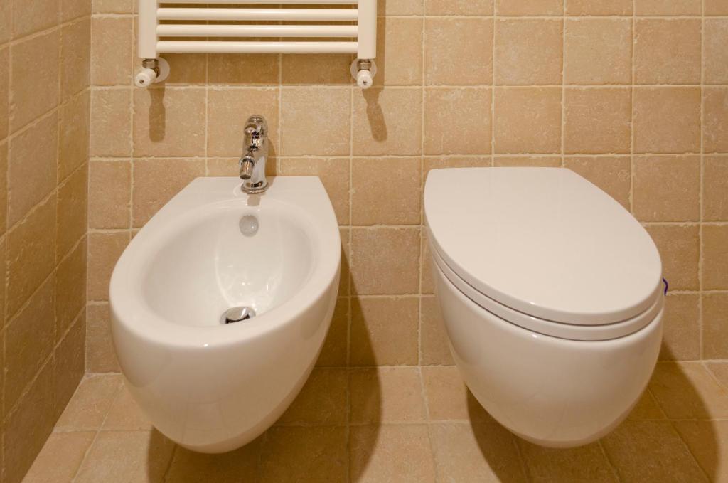 łazienka z toaletą i umywalką w obiekcie ANTICA CASA TRECENTESCA w mieście Altamura