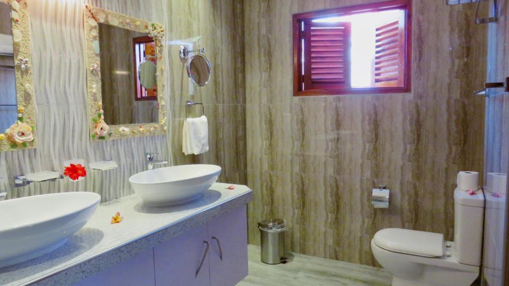 Ένα μπάνιο στο The Islander Hotel