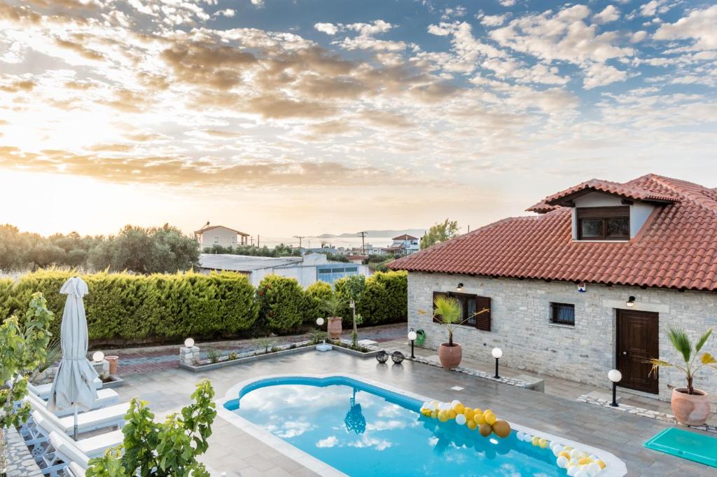 une villa avec une piscine et une maison dans l'établissement Casa Della Vita Gouves Cretan Luxury Villa, à Gournes