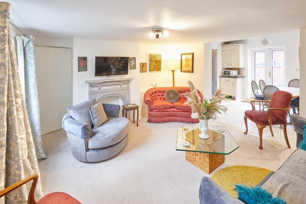 sala de estar con sofá y chimenea en Host & Stay - Rose Cottage, en Stokesley