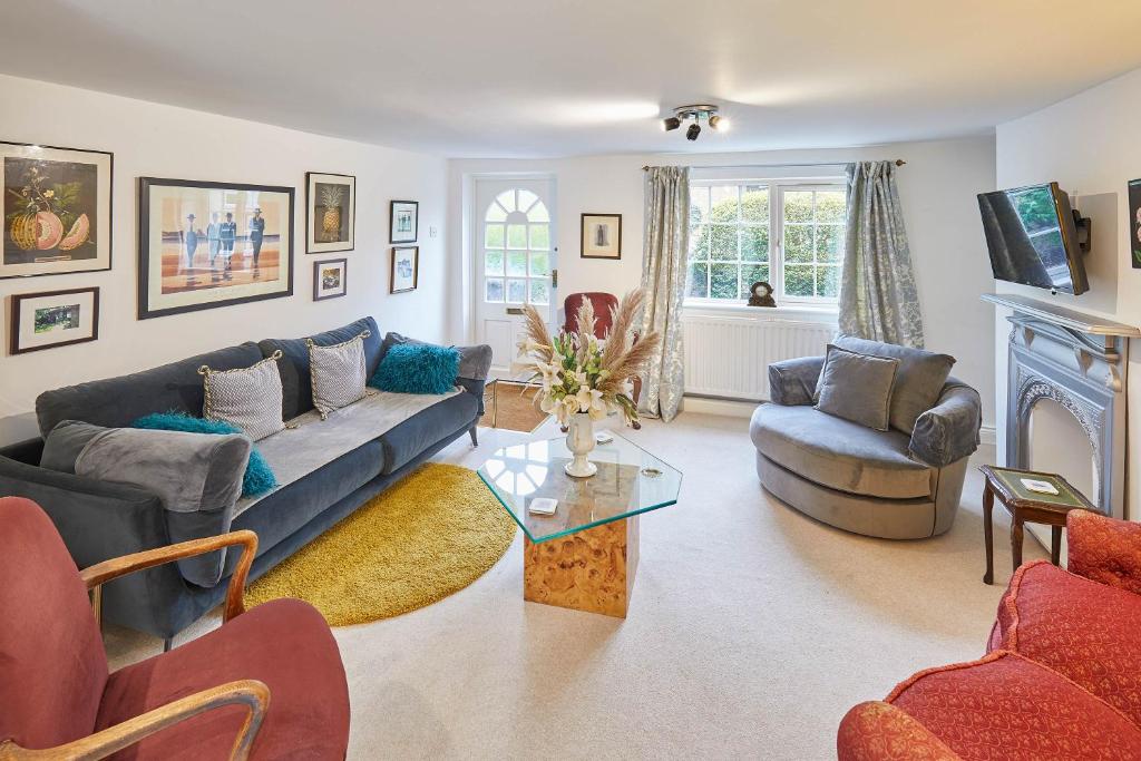 un soggiorno con divano, poltrone e camino di Host & Stay - Rose Cottage a Stokesley
