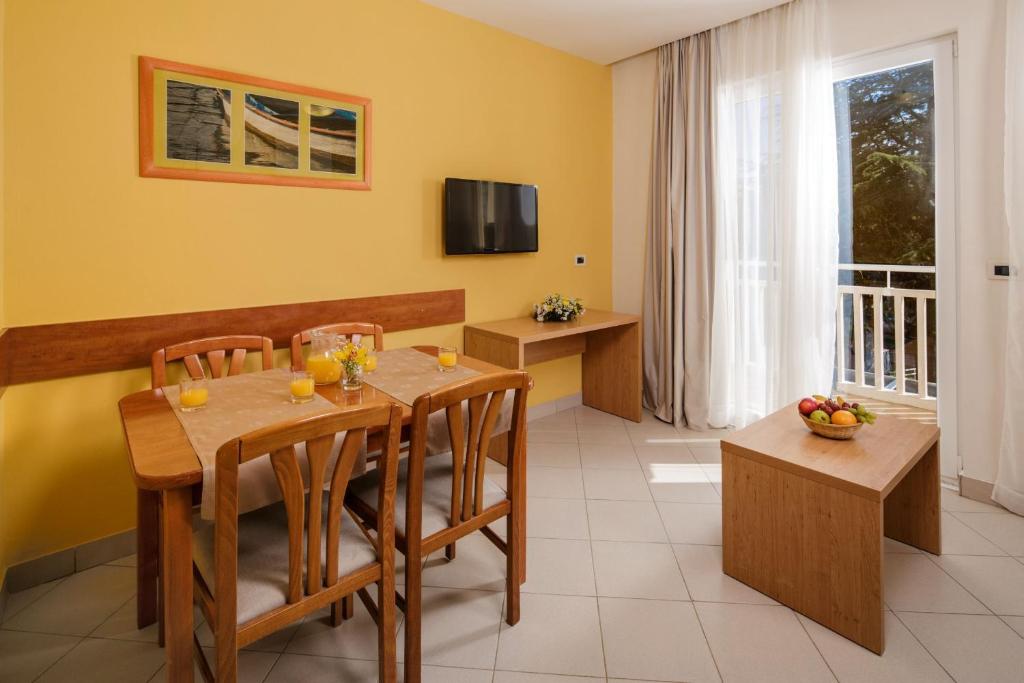TV a/nebo společenská místnost v ubytování Apartments Katoro Plava Laguna