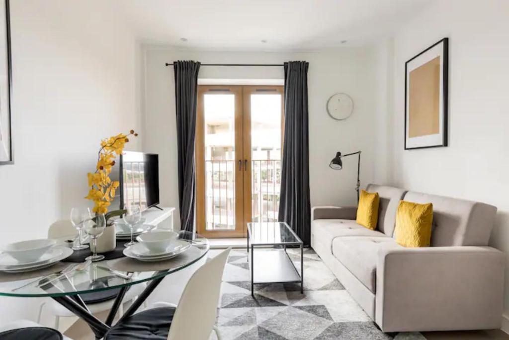 - un salon avec un canapé blanc et une table en verre dans l'établissement Apartment- St Albans with WiFi & Close to Station, à St Albans