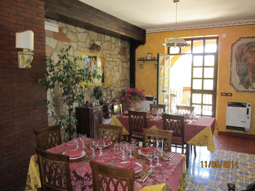 A restaurant or other place to eat at Agriturismo Reggia Saracena