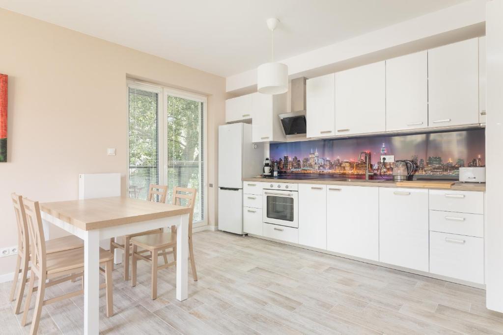Kuchyňa alebo kuchynka v ubytovaní Metro Wilanowska Comfortable Apartment