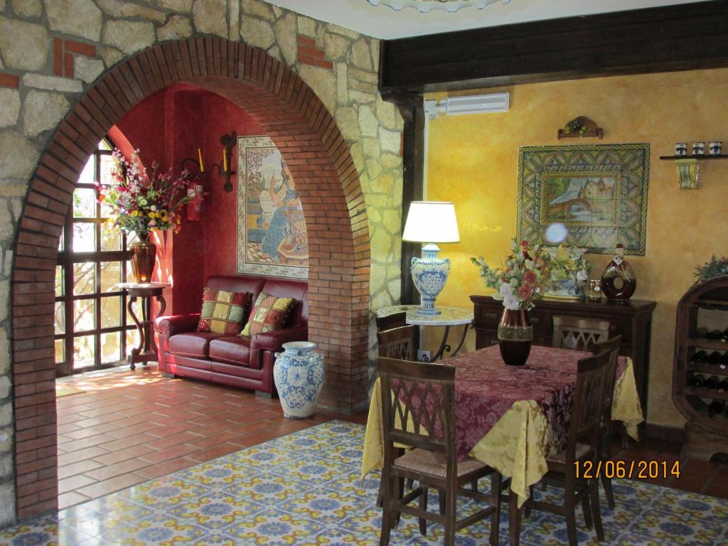 A seating area at Agriturismo Reggia Saracena