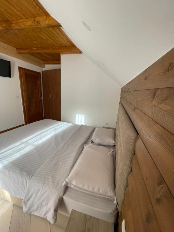 Vila Deluț - Double Room With Balcony