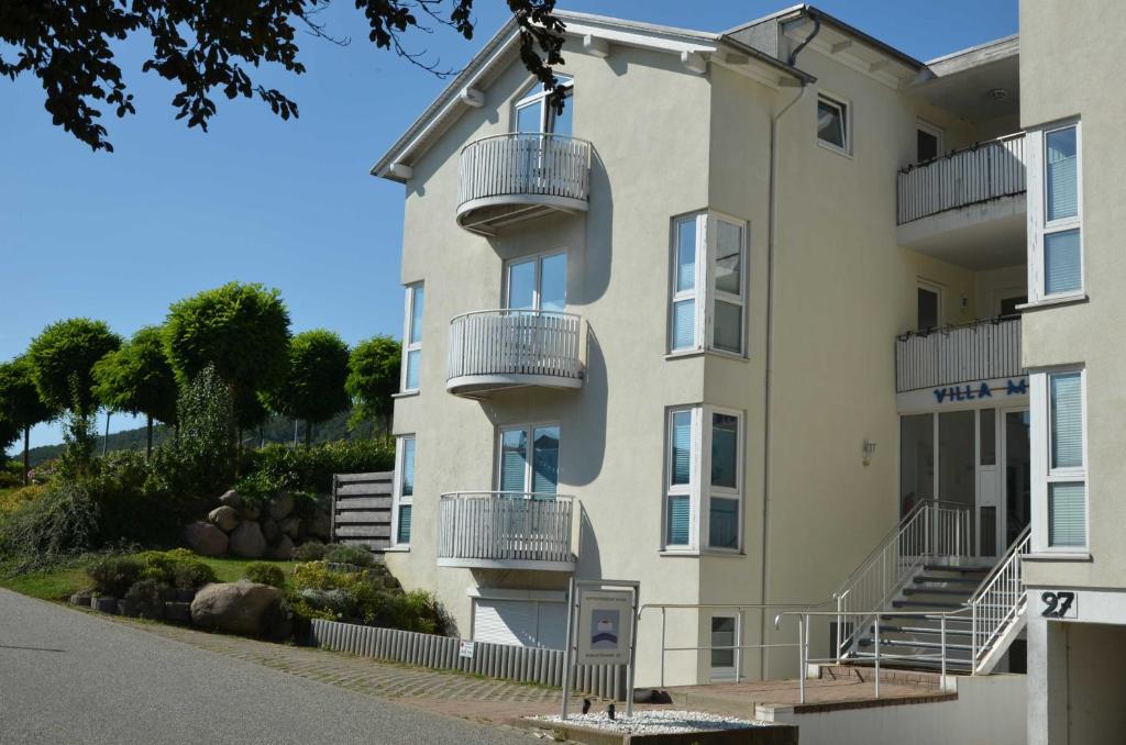 een gebouw met balkons aan de zijkant bij Villa Monika App 7 in Sassnitz