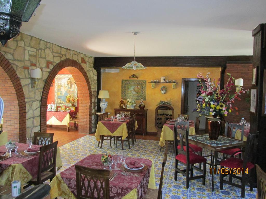 A seating area at Agriturismo Reggia Saracena