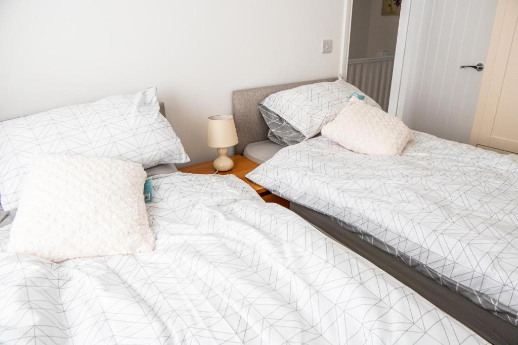 2 nebeneinander sitzende Betten in einem Schlafzimmer in der Unterkunft Sutton House in Sutton in Ashfield