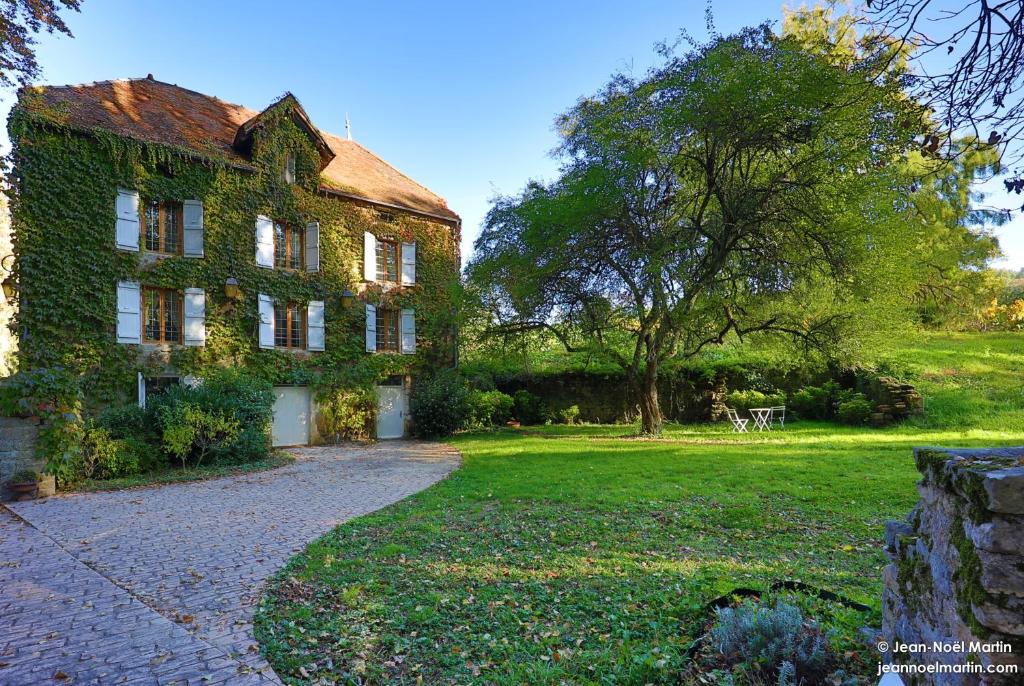 een huis met klimop aan de zijkant bij Le Domaine de Moroges in Moroges