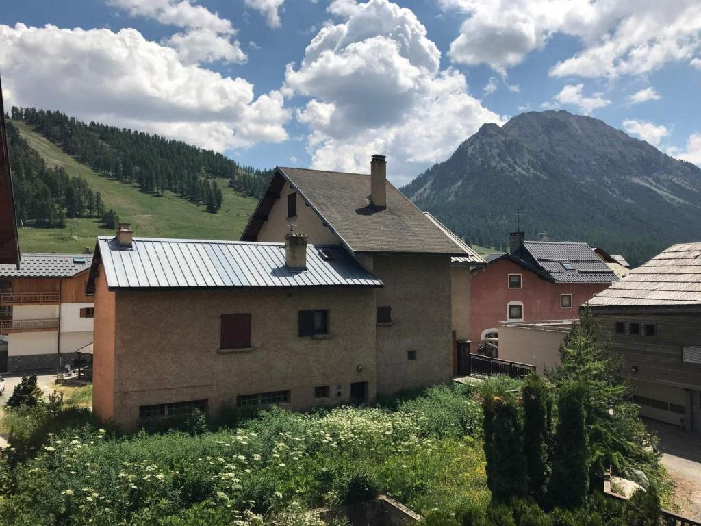 una casa en un pueblo con una montaña en el fondo en Appartement Montgenèvre, 2 pièces, 6 personnes - FR-1-445-119, en Montgenèvre