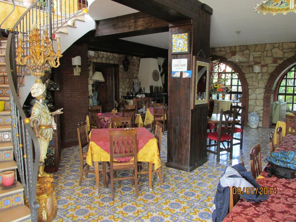 A seating area at Agriturismo Reggia Saracena