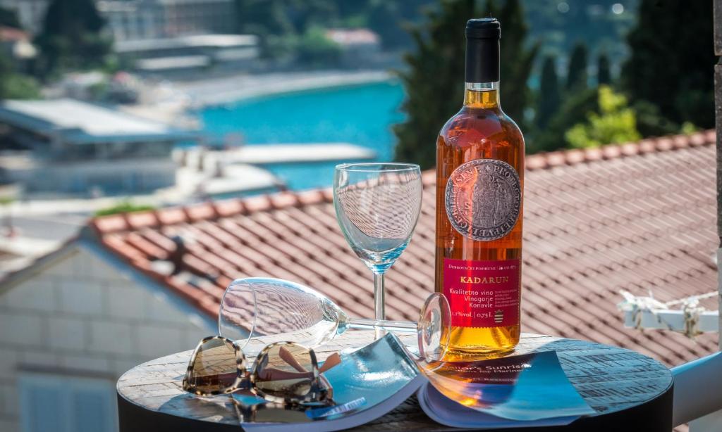 een fles wijn en glazen op een tafel bij Apartment Marilyn in Dubrovnik