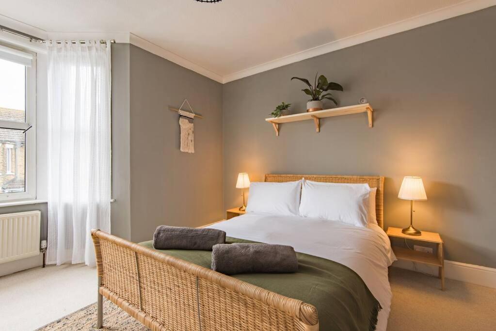 Heritage Cottage - Charming and stylish home with lovely garden - Casa De Tres Dormitorios
