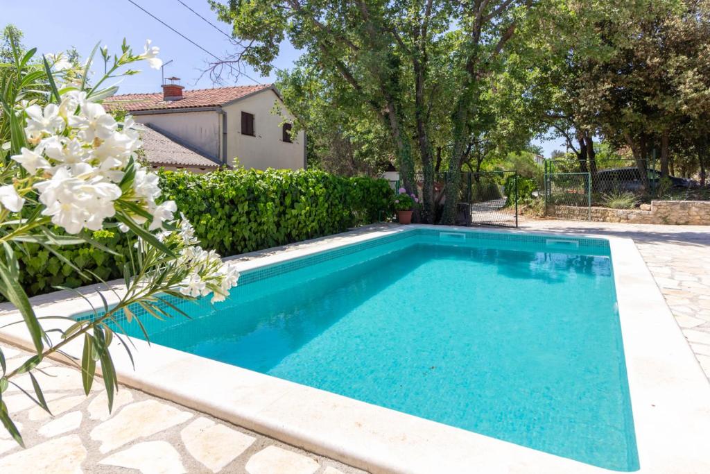 Bazén v ubytovaní Cozy holiday home Ella Nature with pool near the beach alebo v jeho blízkosti