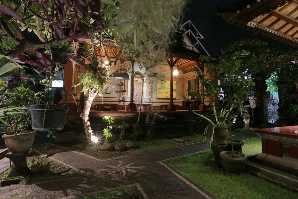 Un jardín fuera de Aru House Ubud