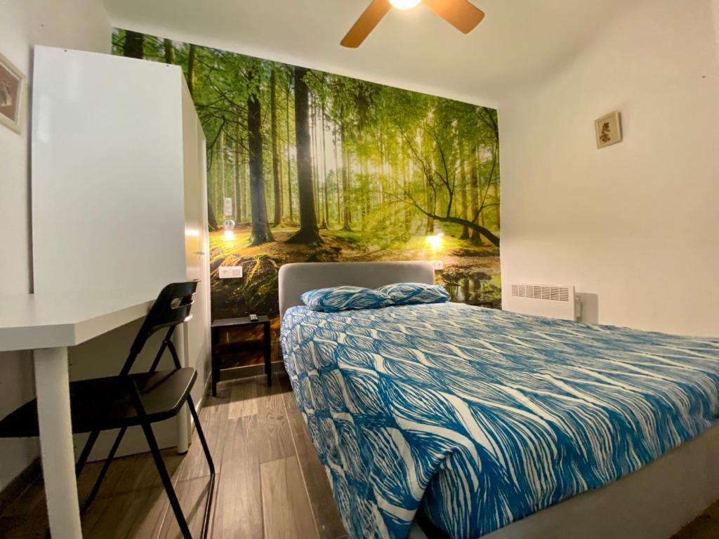 a bedroom with a bed and a desk with a painting on the wall at Stylish Rooms- habitaciones ELCHE CENTRO- in Elche