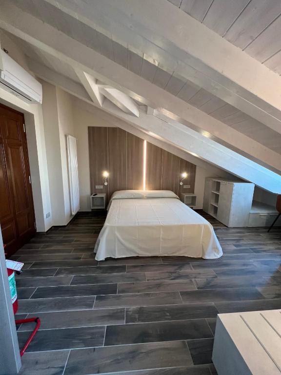 Postel nebo postele na pokoji v ubytování Osteria Senza Fretta Rooms for Rent