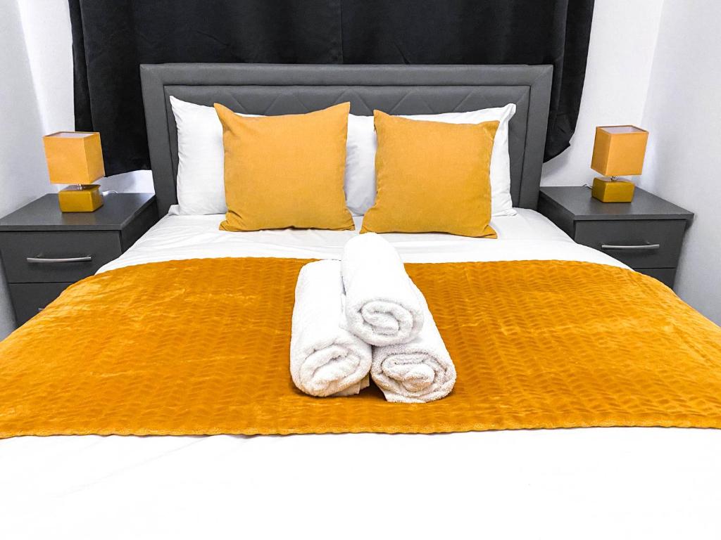 1 dormitorio con 1 cama con 2 toallas en Wns Hotel Canary Wharf, en Londres