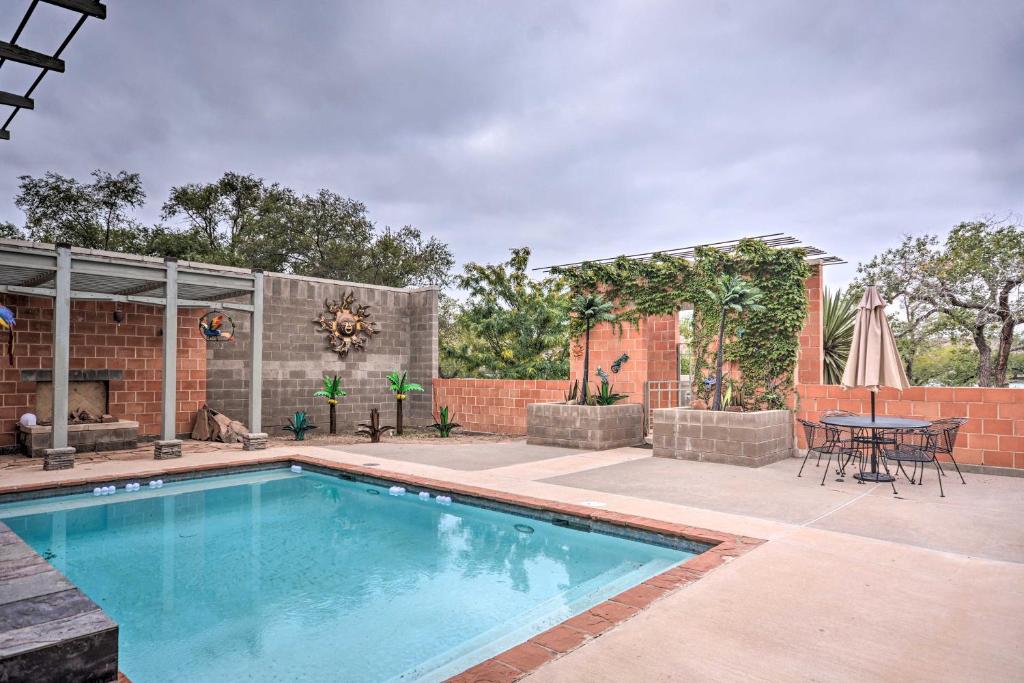 Ransom Canyon Villa with Pool Steps to Lake!, Ransom Canyon (updated