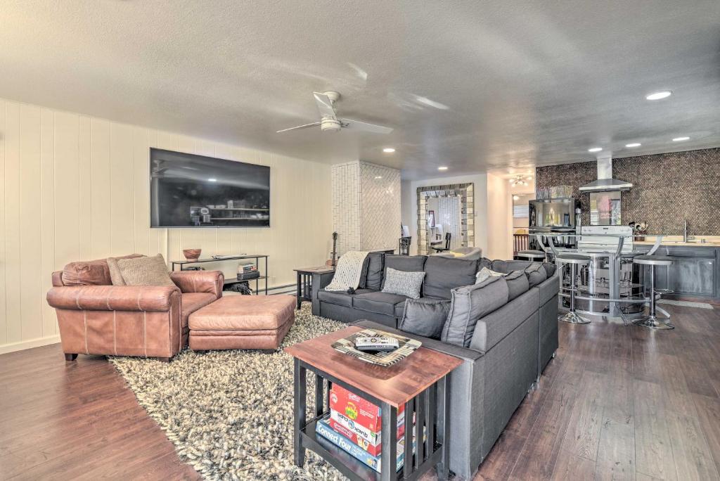 Istumisnurk majutusasutuses Walk to Ski Slopes! Red River Condo with Fireplace