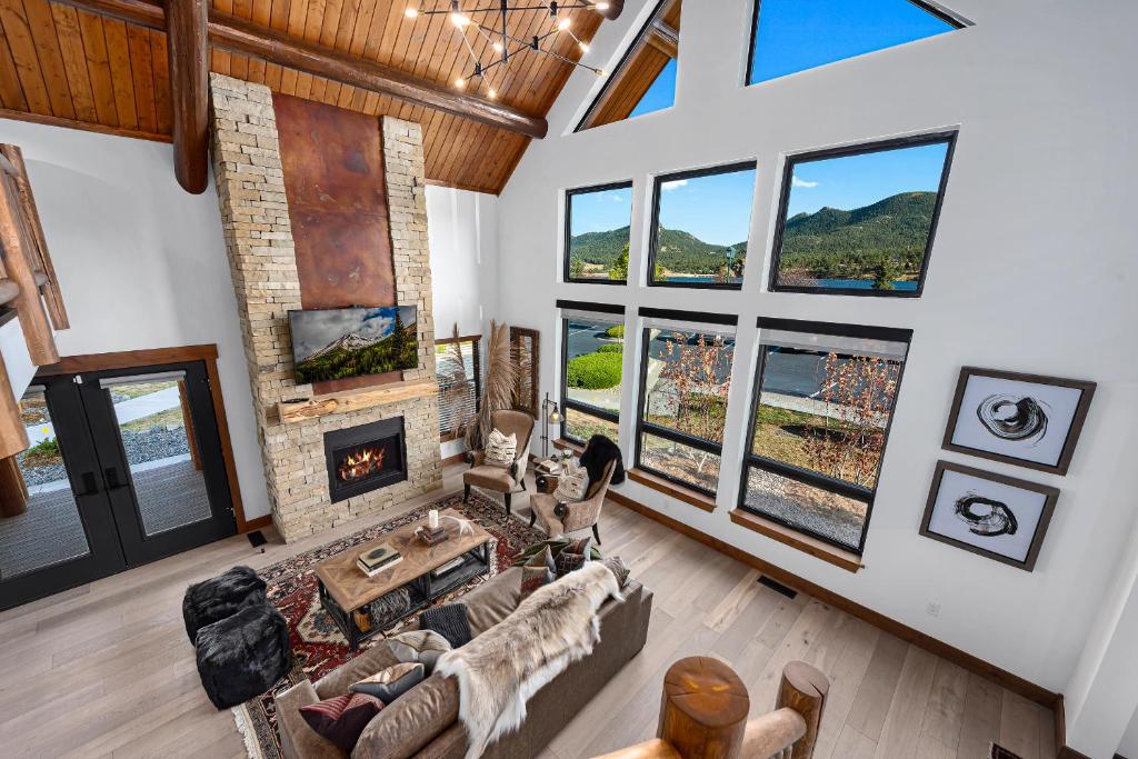 sala de estar con sofá y chimenea en Relax in The Rockies Located on Lake Estes, Jacuzzi and Indoor Outdoor Fireplace, en Estes Park