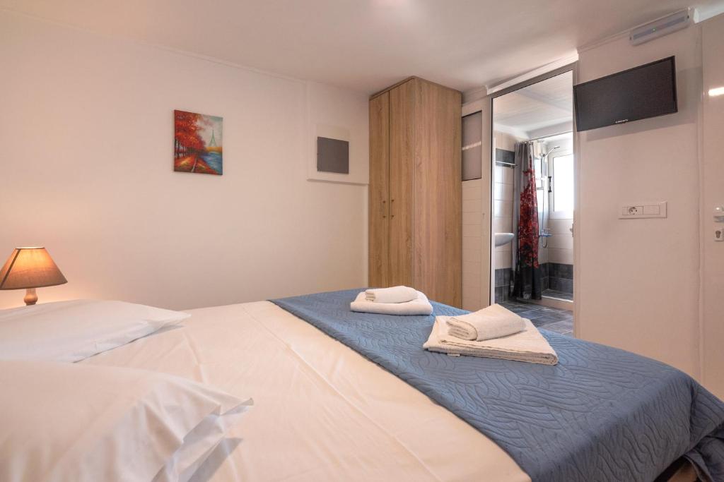 Posteľ alebo postele v izbe v ubytovaní Calliope Rooms