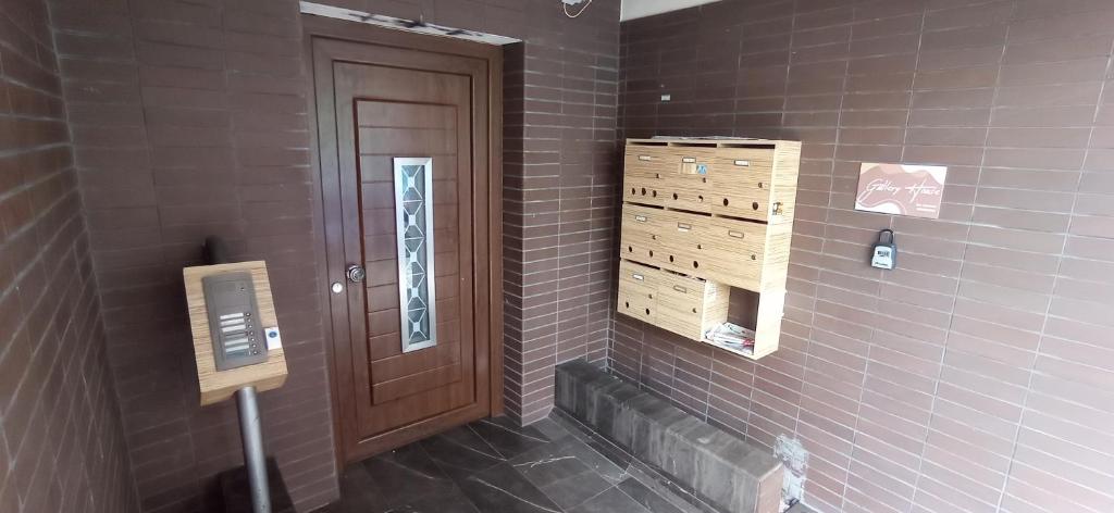 A bathroom at Gallery House in Drama