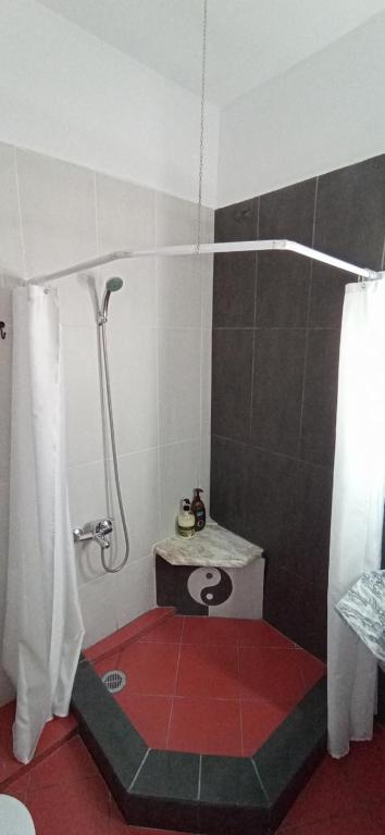 A bathroom at Gallery House in Drama