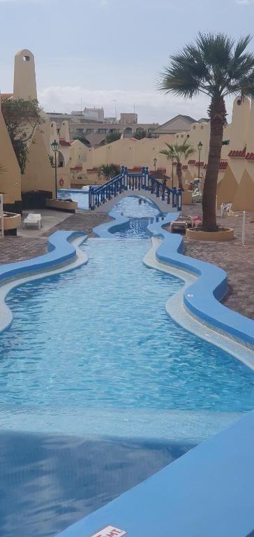 Bazén v ubytovaní Mareverde vista mare con tres piscinas alebo v jeho blízkosti