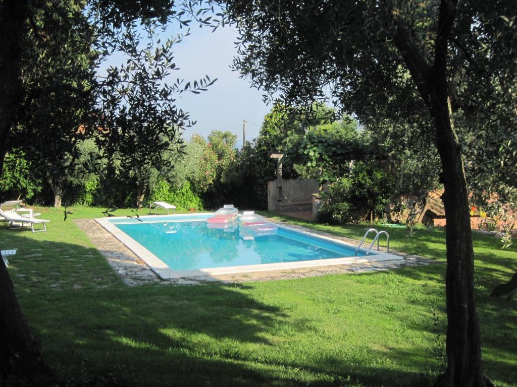 Bazén v ubytovaní La Migliana by Nicola Real Estate alebo v jeho blízkosti
