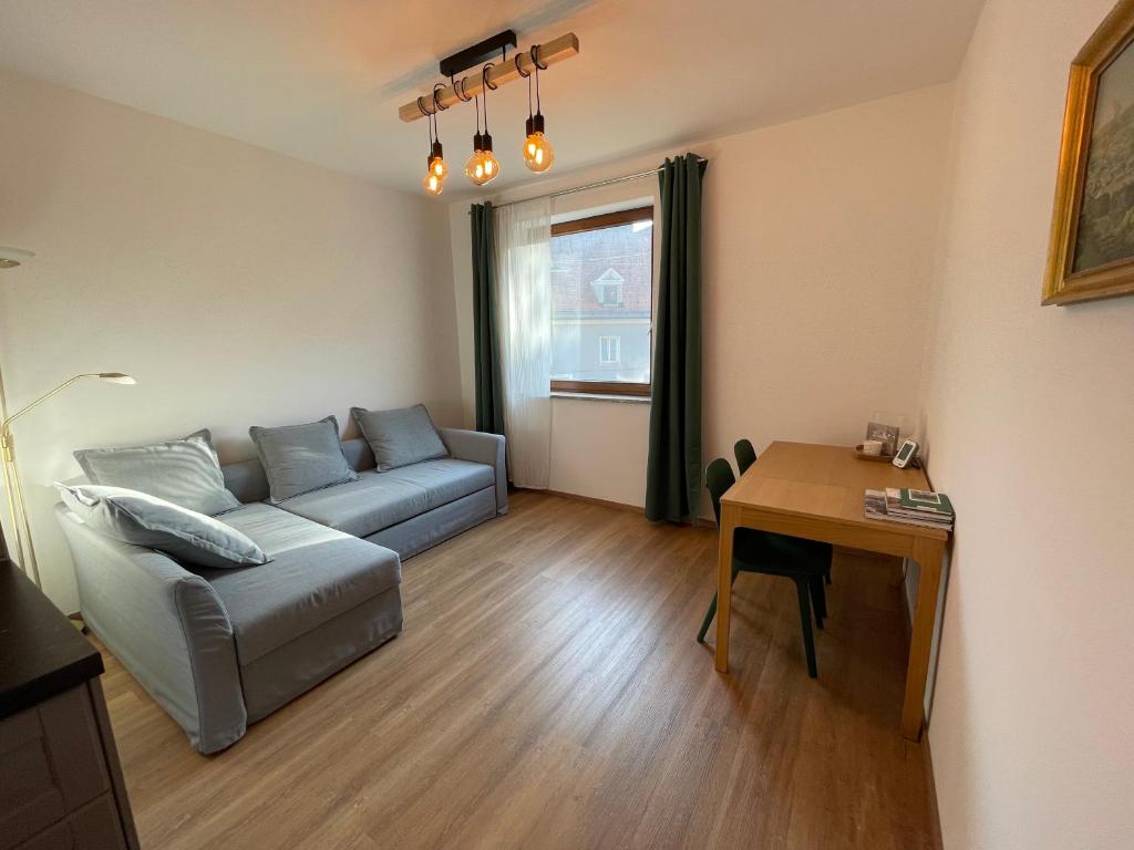 - un salon avec un canapé et une table dans l'établissement Zentrum & Parkmöglichkeit Apartment, à Graz