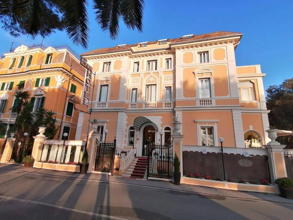 阿倫扎諾的住宿－埃納酒店，前面有门的大建筑