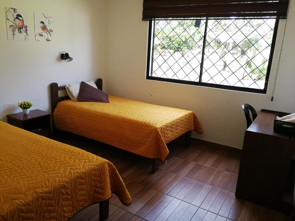 Postel nebo postele na pokoji v ubytování Chapelet Hostal