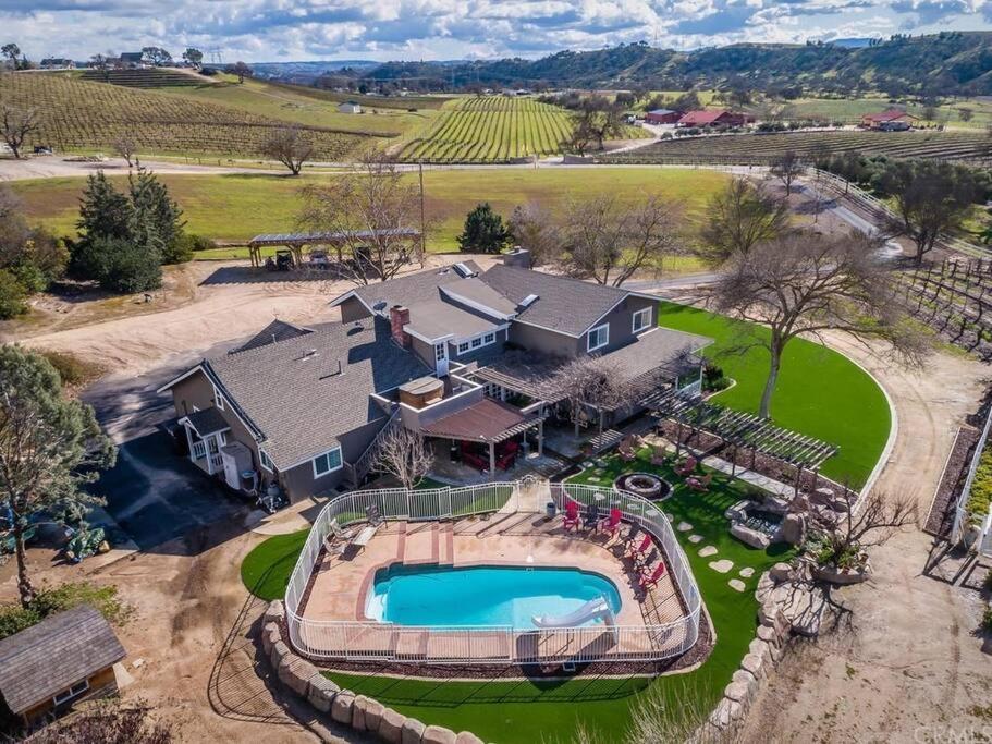 eine Luftansicht eines Hauses mit Pool in der Unterkunft The Vineyard Farmhouse Villa in Paso Robles